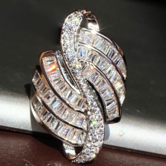 ✨🔅🆕🔅 Extravagant S925 Statement Zircon Cocktail Ring💍✨ - Picture 1 of 10